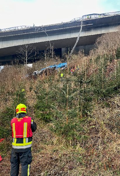 Kranwagen stürzt von Autobahnbrücke und brennt. (Bild 3)